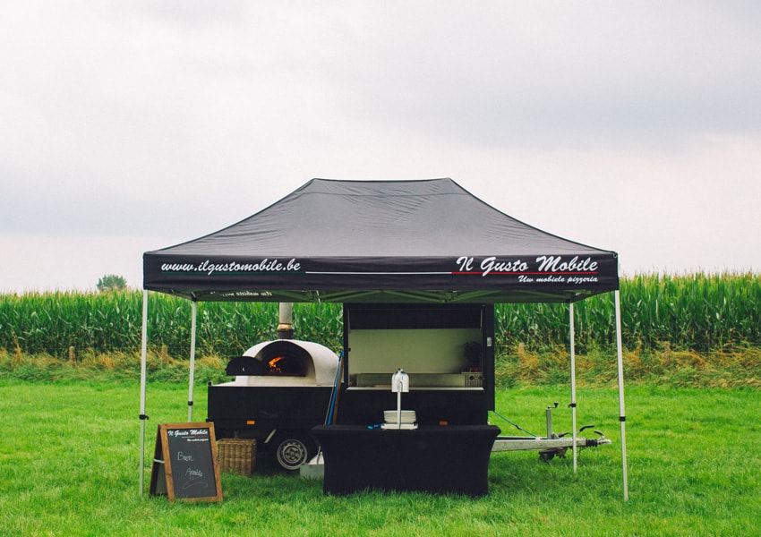 Une pizzeria mobile à domicile préparant de délicieuses pizzas italiennes