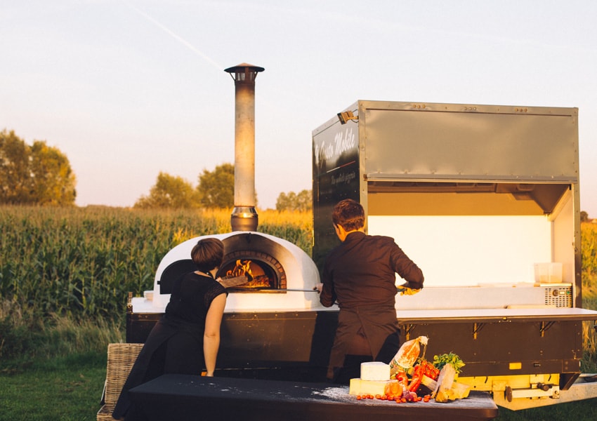 Une pizzeria mobile qui vous propose de véritables pizzas italiennes cuites sur place