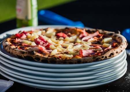 La pizza Hawaïenne fait par Pizzamobile