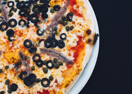 Pizza Napoli avec câpres, anchois, et olives