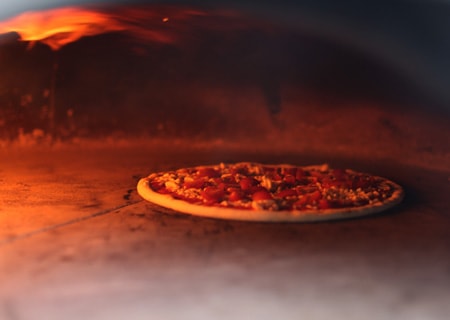 Pizza aan het bakken in de steenoven