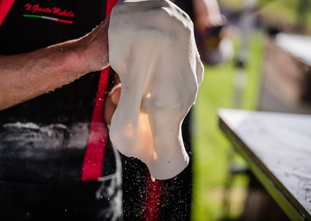 Pizzabakker maakt verse pizza aan huis