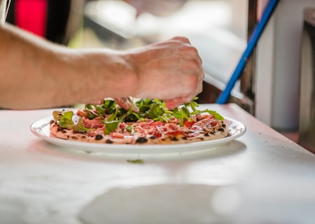 Pizzabakker maakt verse pizza