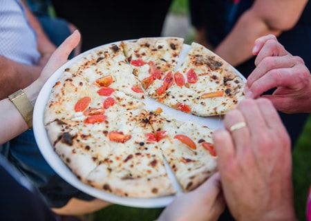 Les invités dégustent la pizza