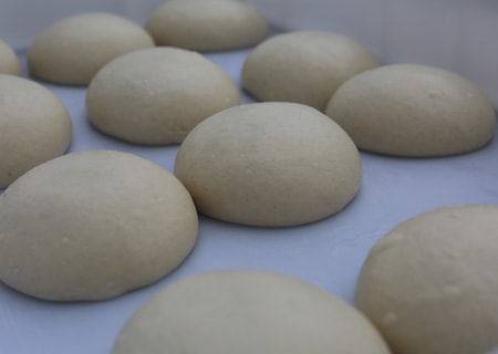 Boules de pâte à pizza fraîches