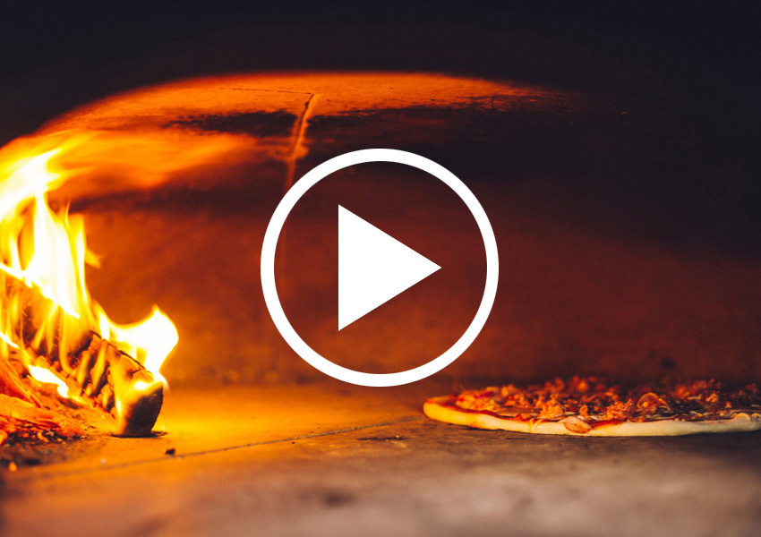 Regardez le processus de cuisson d'une pizza sur cette vidéo
